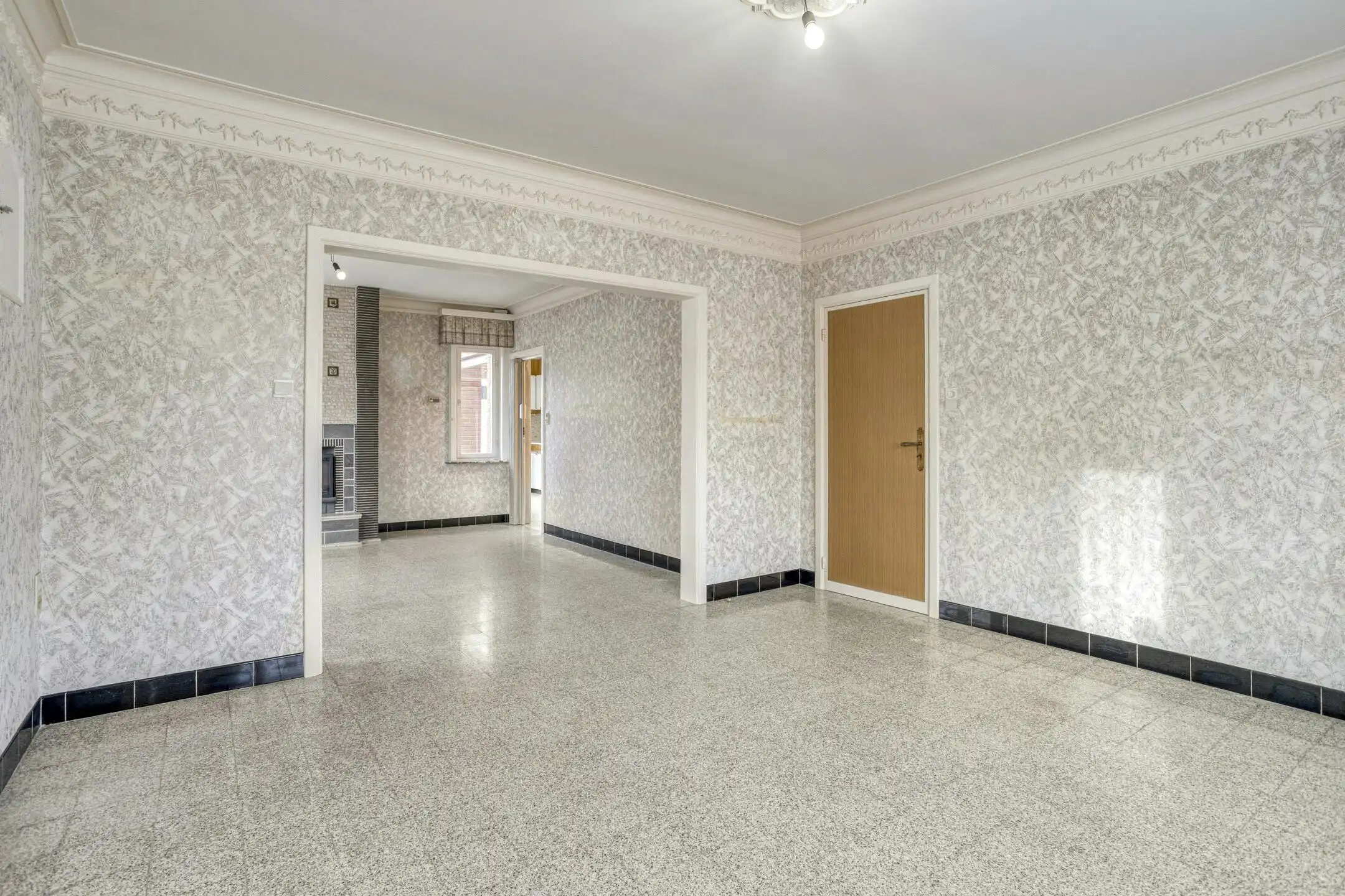 Te renoveren statige woning met royale tuin in Ardooie foto 4