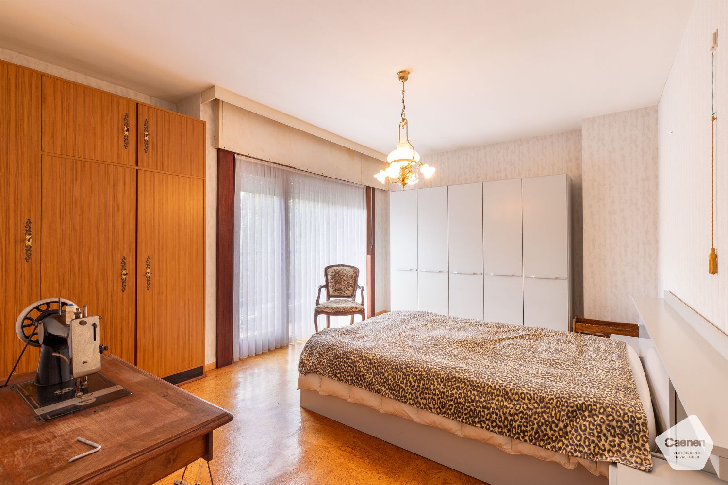 Te renoveren woning met 3 slaapkamers, inpandige garage en mooie uitgestrekte tuin! foto 9
