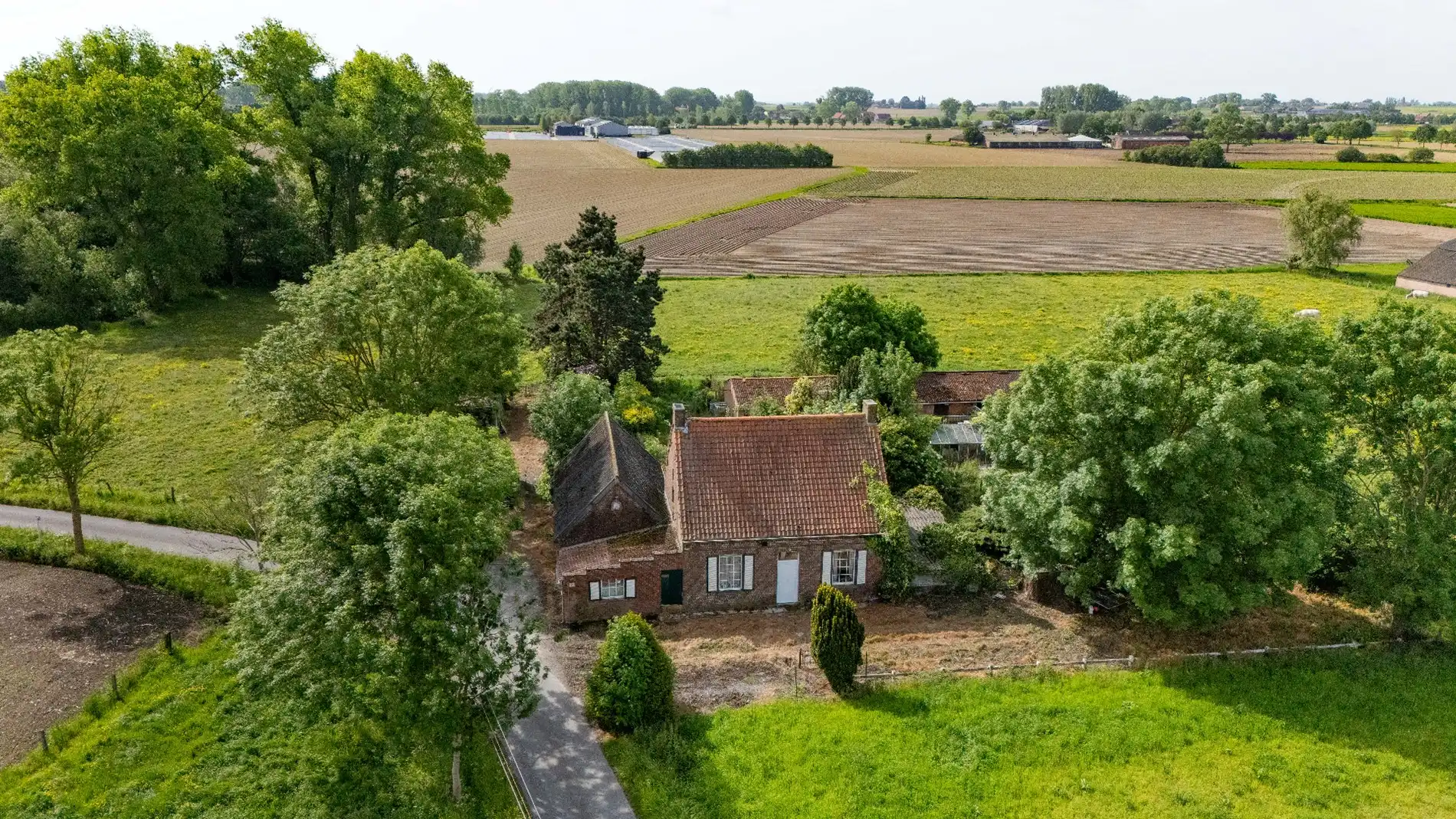 PRACHTIG GELEGEN HOEVE | RUSTIGE LIGGING | 1ha 47a foto 3