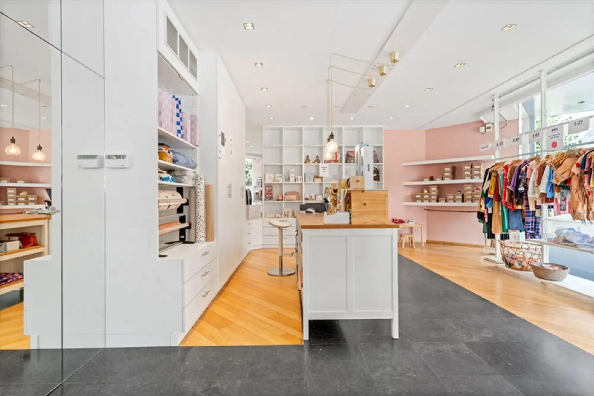 Handelspand met ruime privé parking in centrum Evergem foto 9