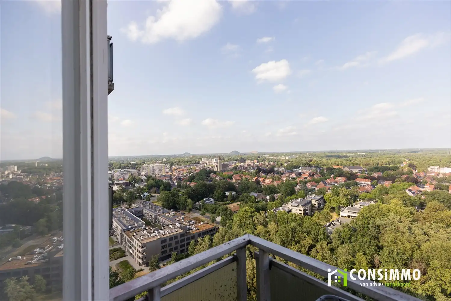 Ruim gerenoveerd appartement op de 19de verdieping met een adembenemend uitzicht over Genk foto 24