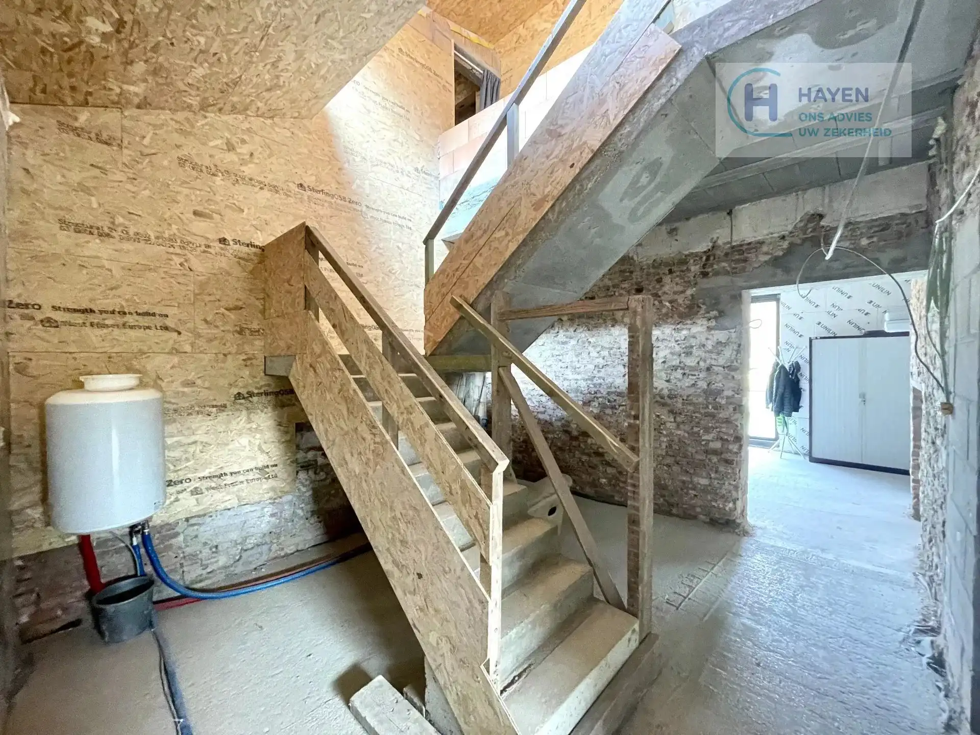 Zeer ruime woning in afwerkingsfase met veel potentieel op een groot perceel van 2.140m² foto 16