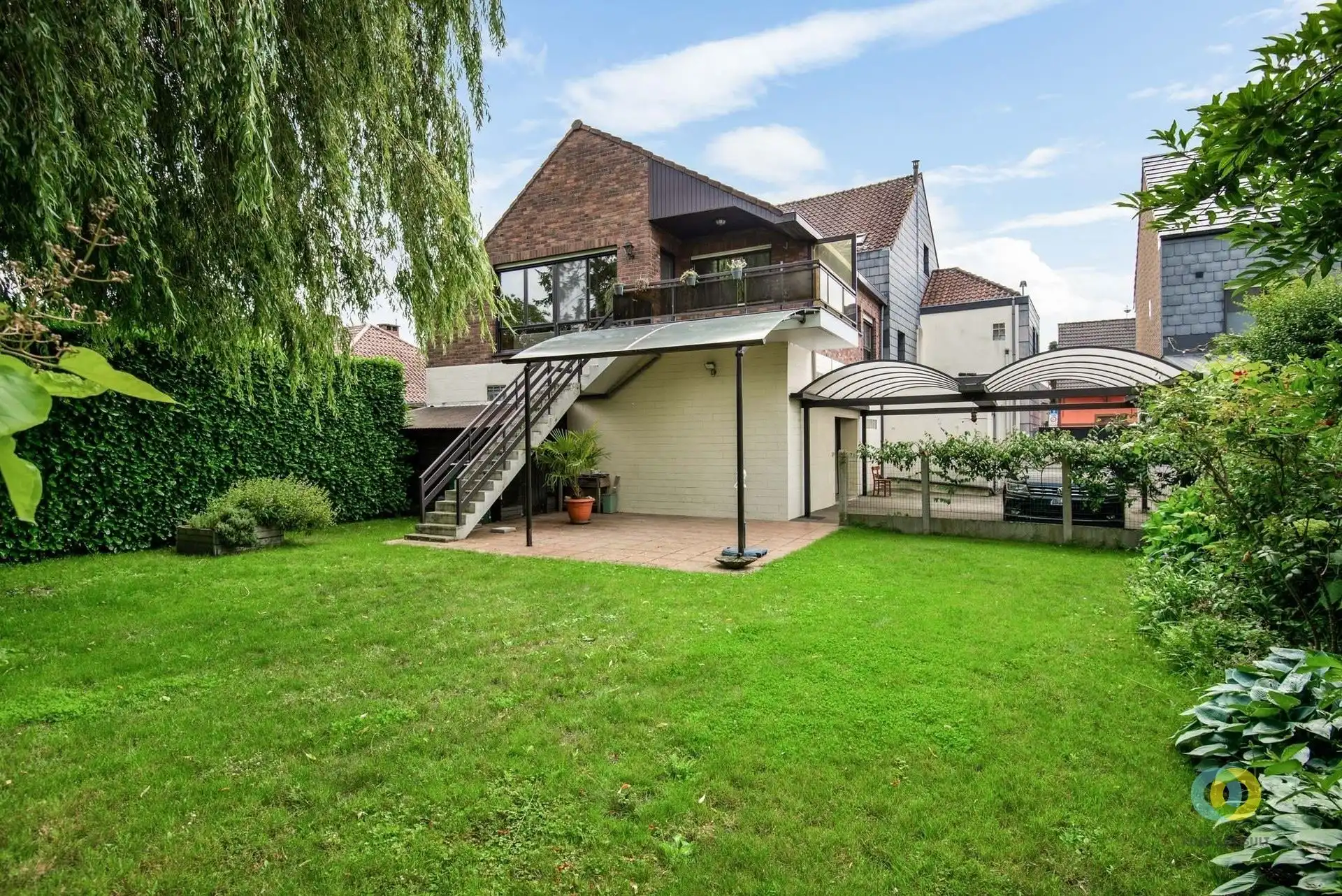Ruime woning met praktijkruimte, garage en tuin foto 2