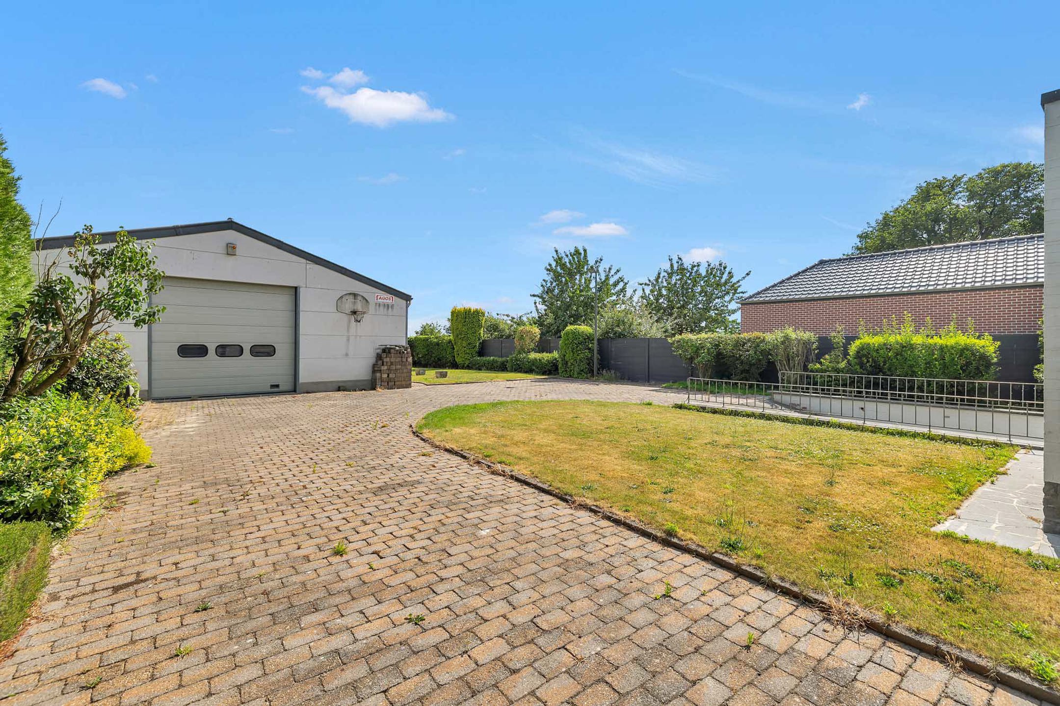 Prachtige villa met achterliggende loods van +/- 200m² foto 26