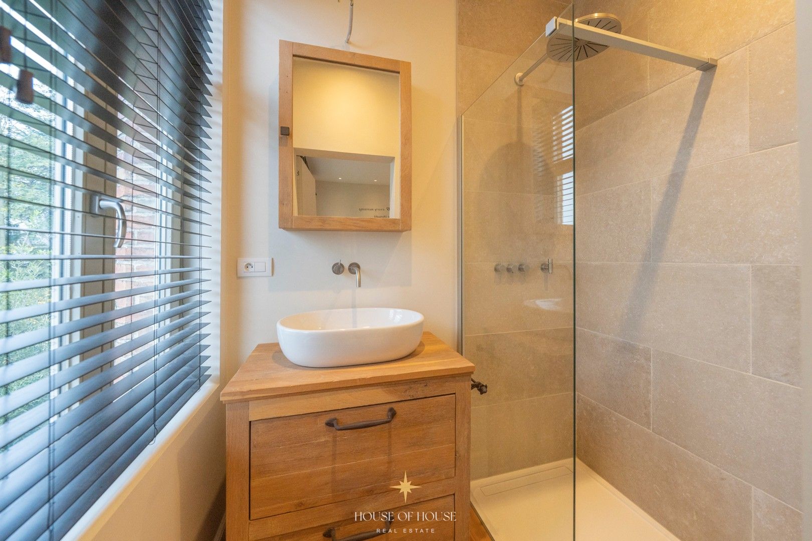 Sfeervolle pastoriewoning met uitzonderlijk potentieel zonder renovatieverplichting foto 21