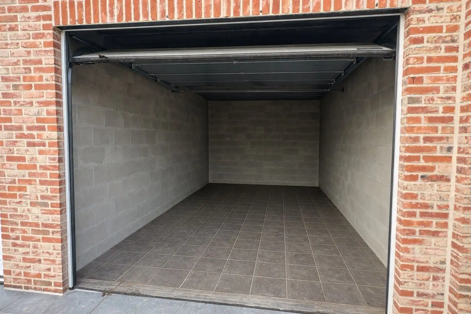 Lichtrijke polyvalente handelsruimte met tuin en terras foto 19