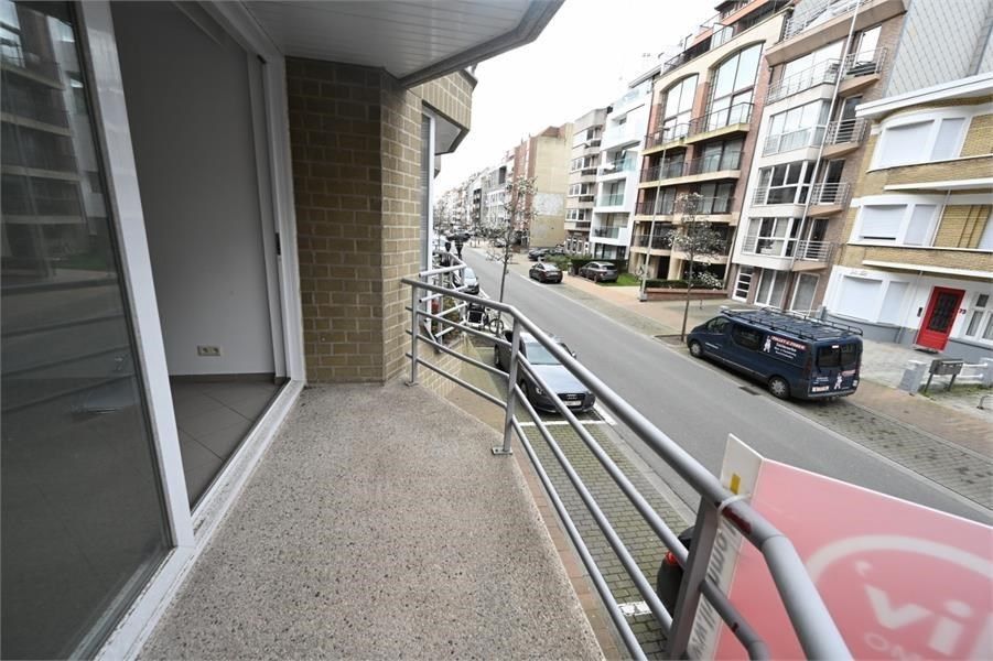 Ongemeubeld: Derde verdiep -  2-slaapkamer appartement aan de zonnekant van de Leopoldlaan, op wandelafstand van het strand en de winkels. foto {{pictureIndex}}