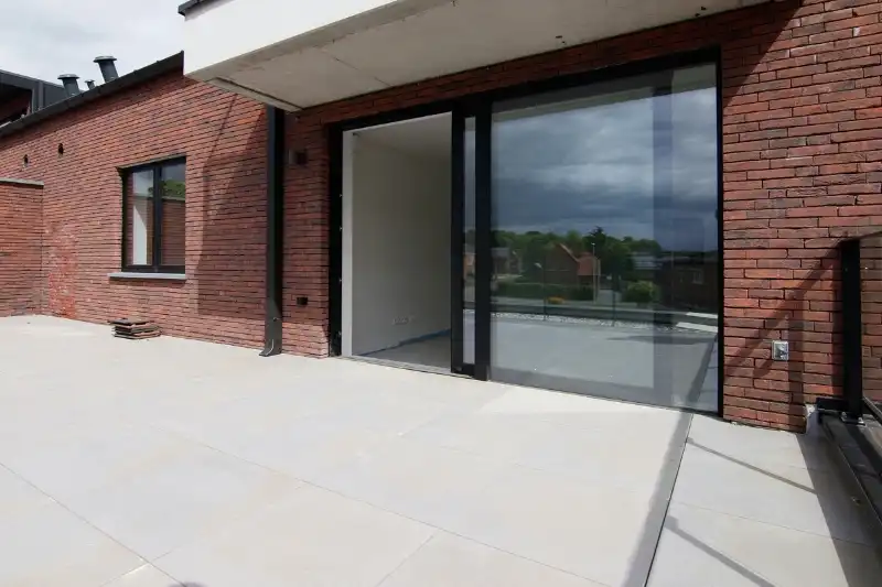 Ruim nieuwbouwappartement met 2 slaapkamers en riant terras op een goed bereikbare locatie! foto 6