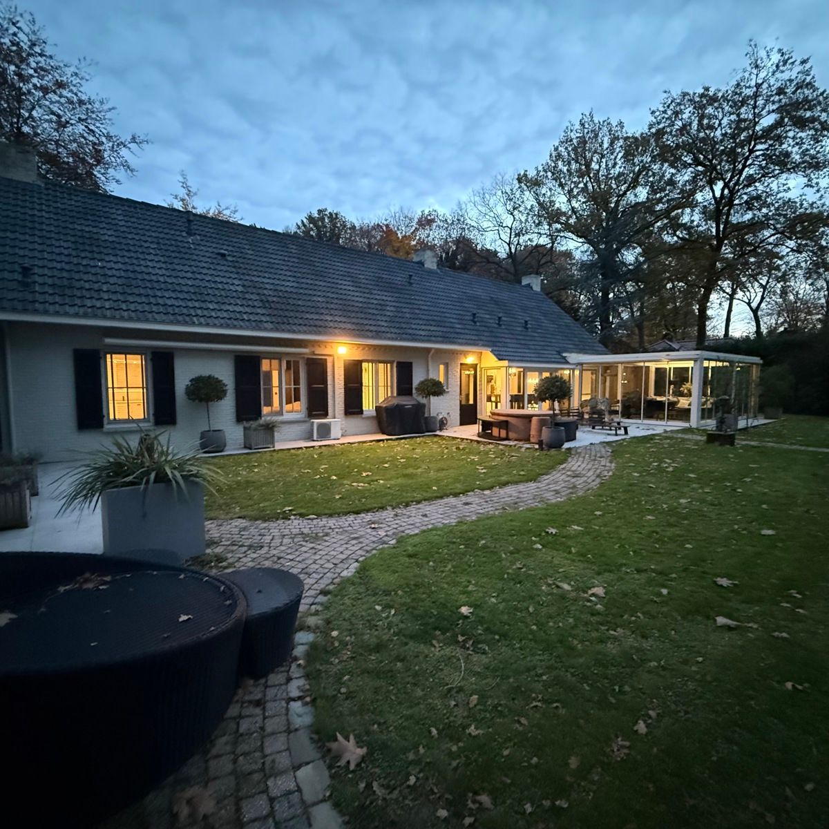 Tijdloze, verrassend ruime villa op grondstuk van 2000m2 foto 2