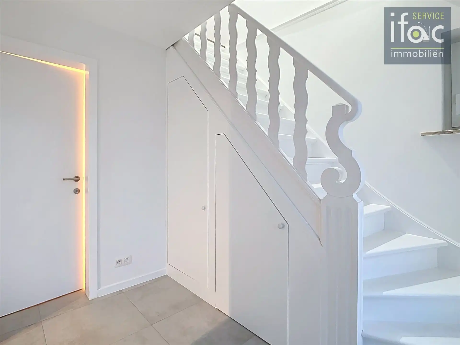 Volledig gerenoveerde woning met tuin, parking, 3slpks, badk foto 5