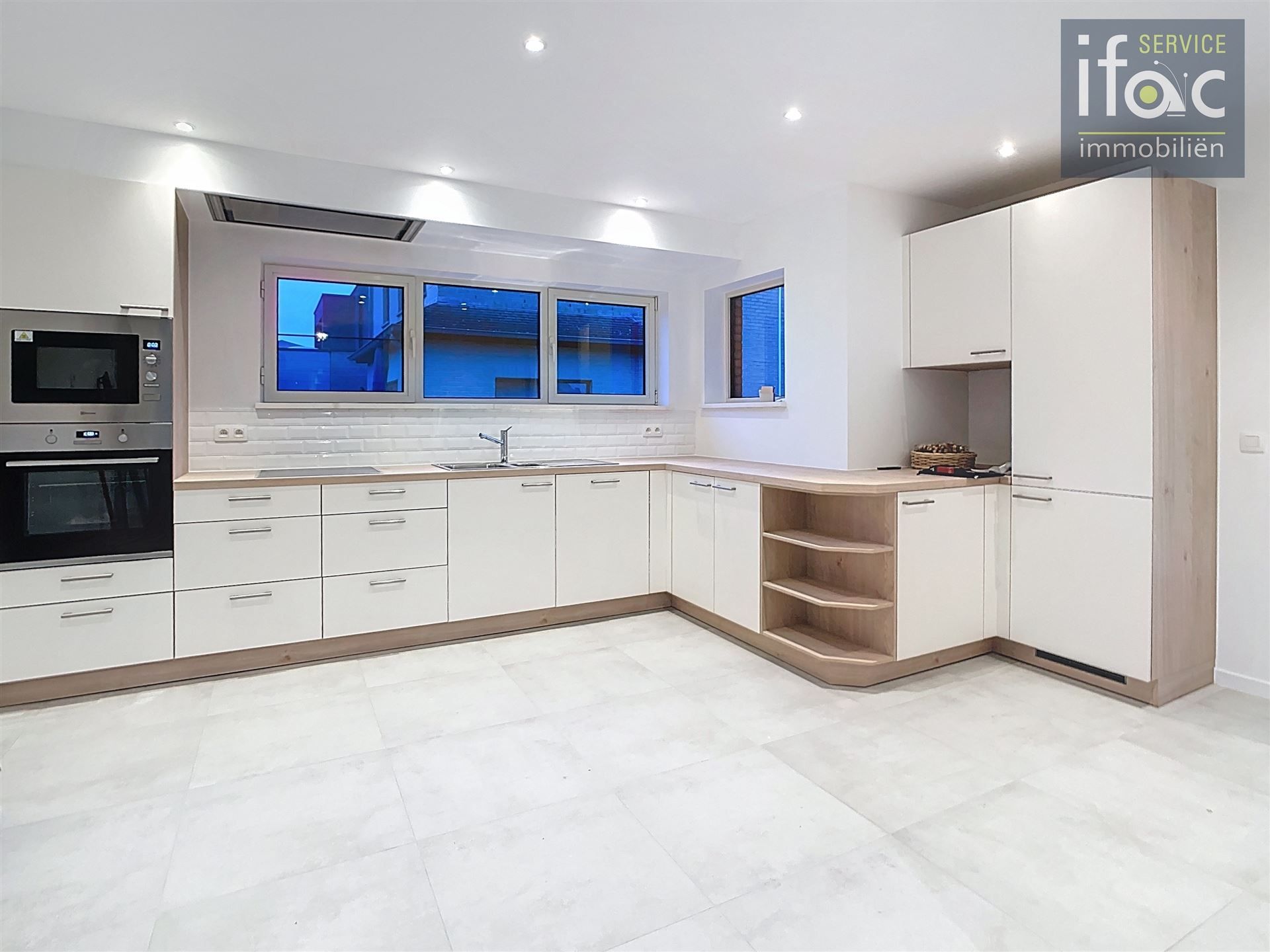 Volledig gerenoveerde woning met tuin, parking, 3slpks, badk foto 5