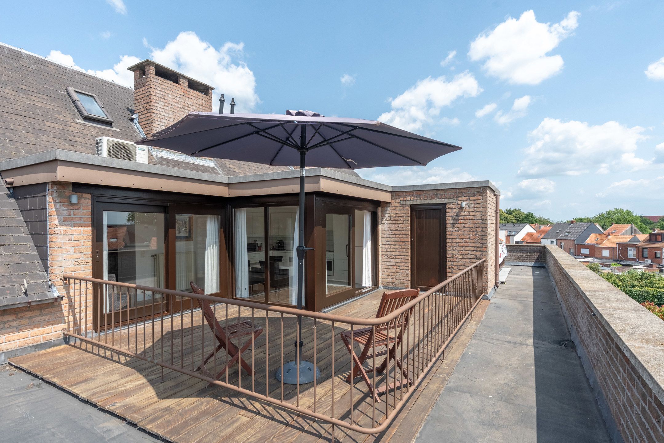 Duplex app met 2slpks, ruim terras en garagebox te Turnhout. foto 2