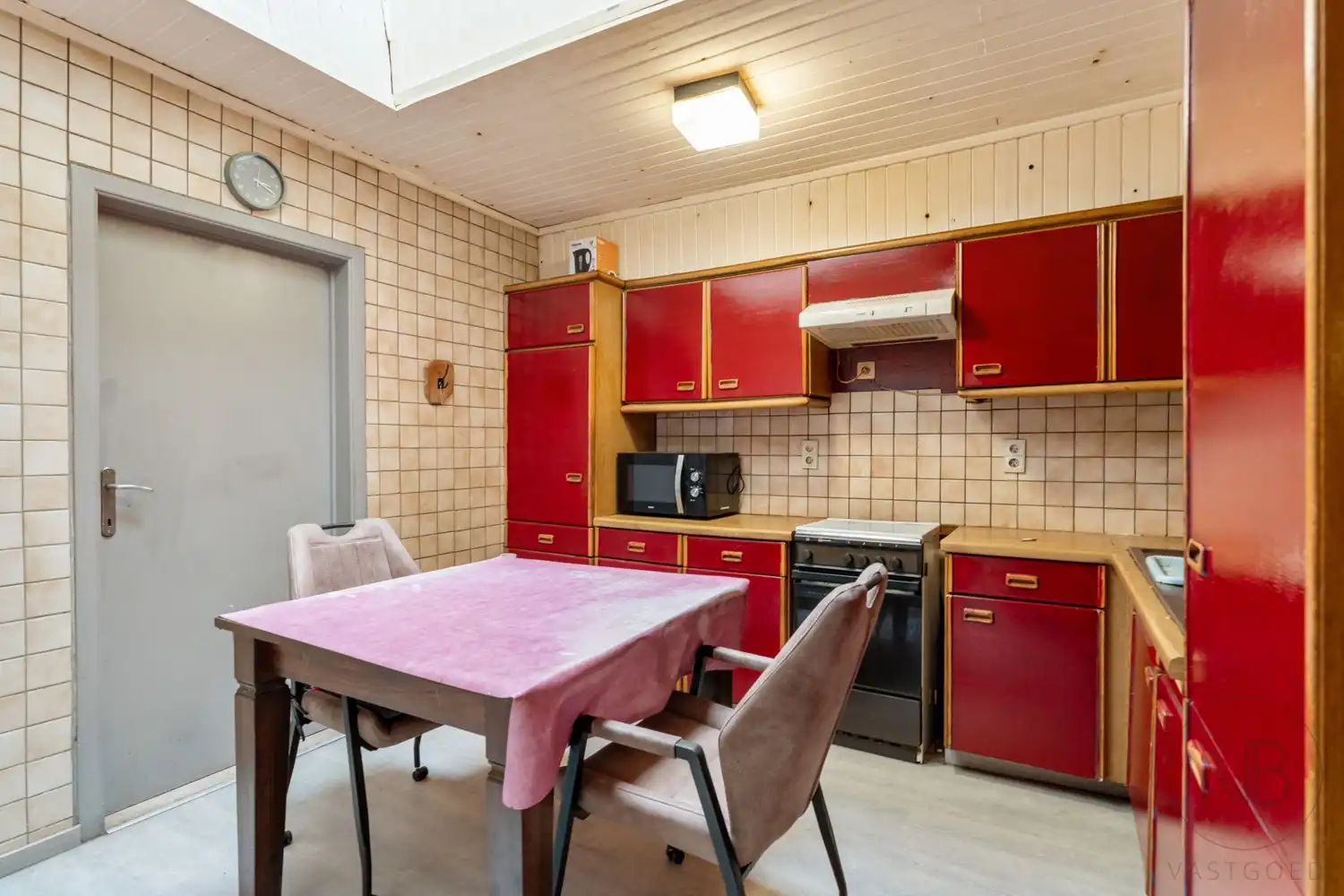 Ruime halfopen woning met 5 slaapkamers en een zolder om verder in te richten! foto 9