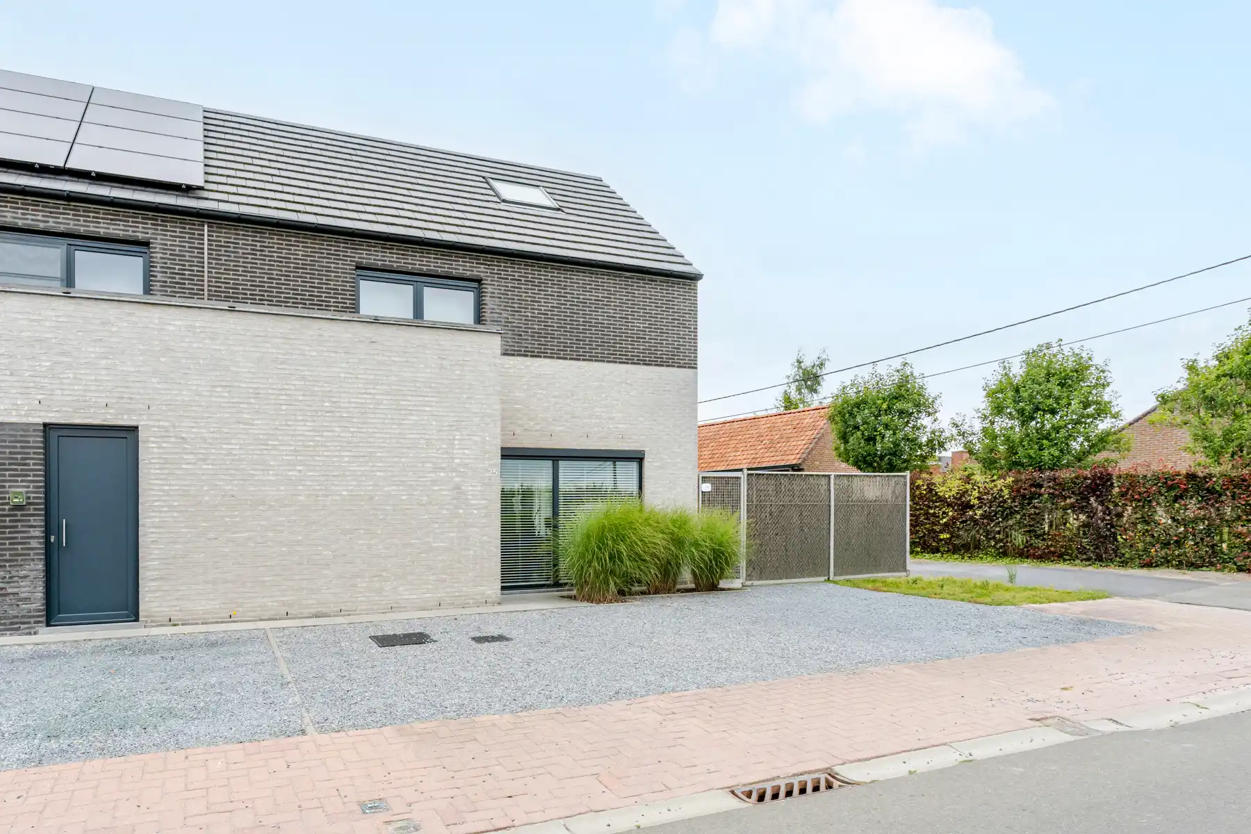 Gezellige recente halfopen bebouwing met tuin en staanplaatsen foto {{pictureIndex}}