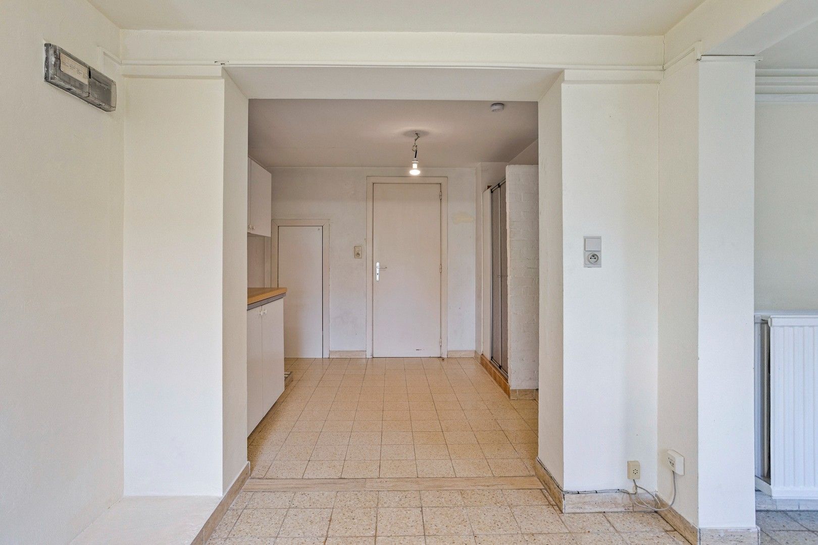 Op te frissen woning met kantoorruimte en garage te Sint-Michiels foto 7