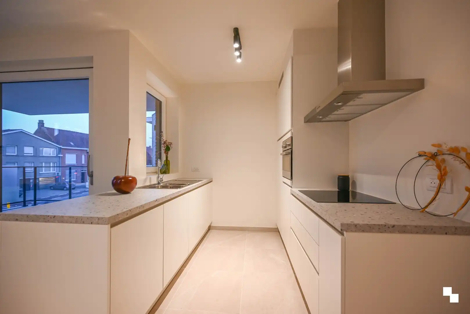 hoekappartement met aangenaam terras foto 6
