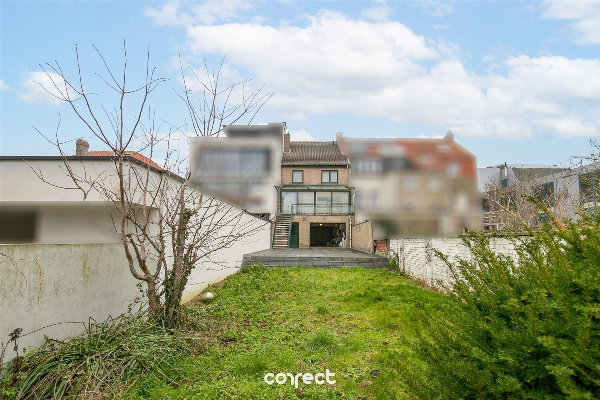 Instapklare gezinswoning met garage voor 3 wagens, terras en ruime zongerichte tuin. foto {{pictureIndex}}