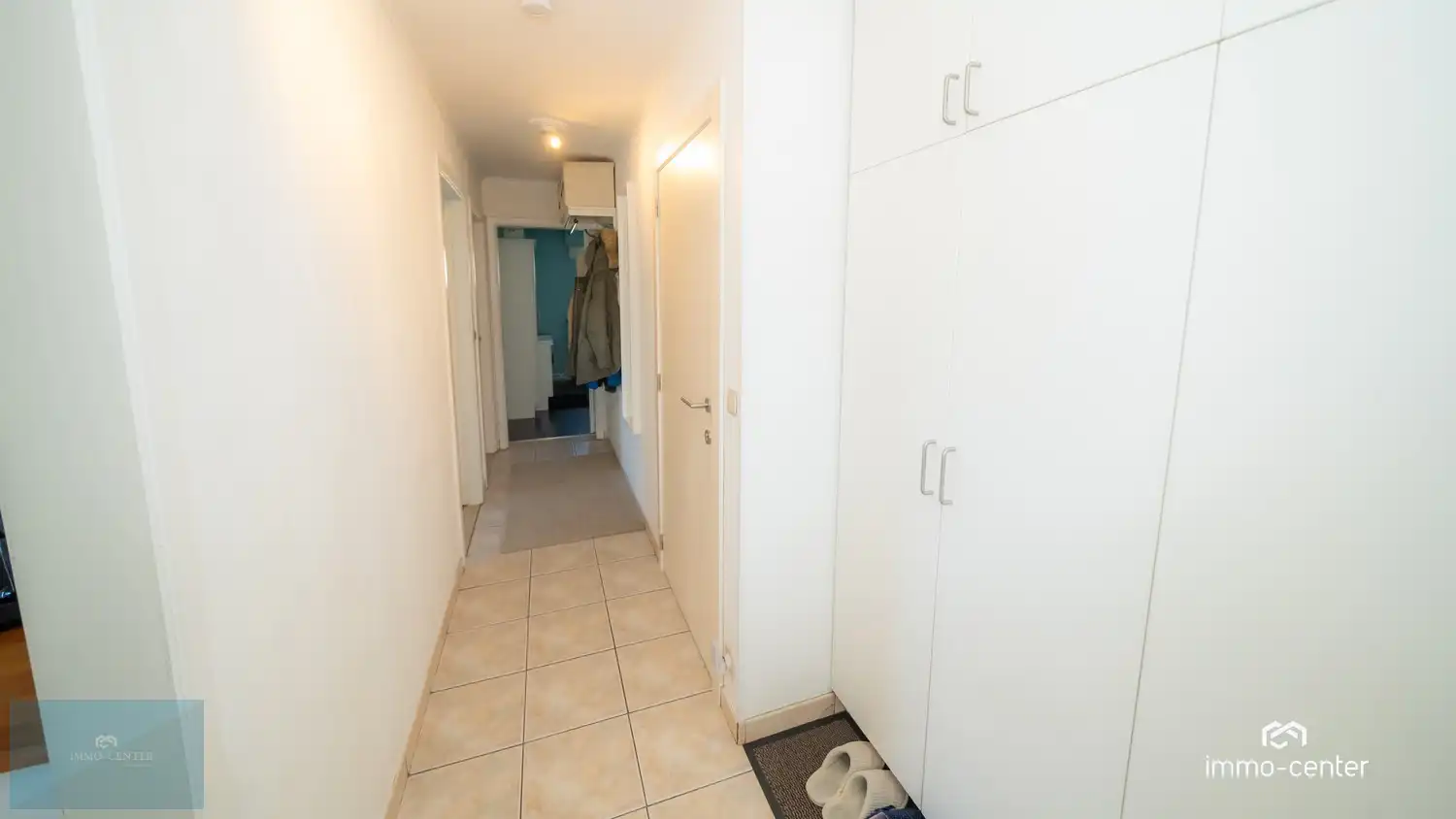 Instapklaar 2-slaapkamer appartement met zolder, 2 garages, carport en prachtige tuin foto 9