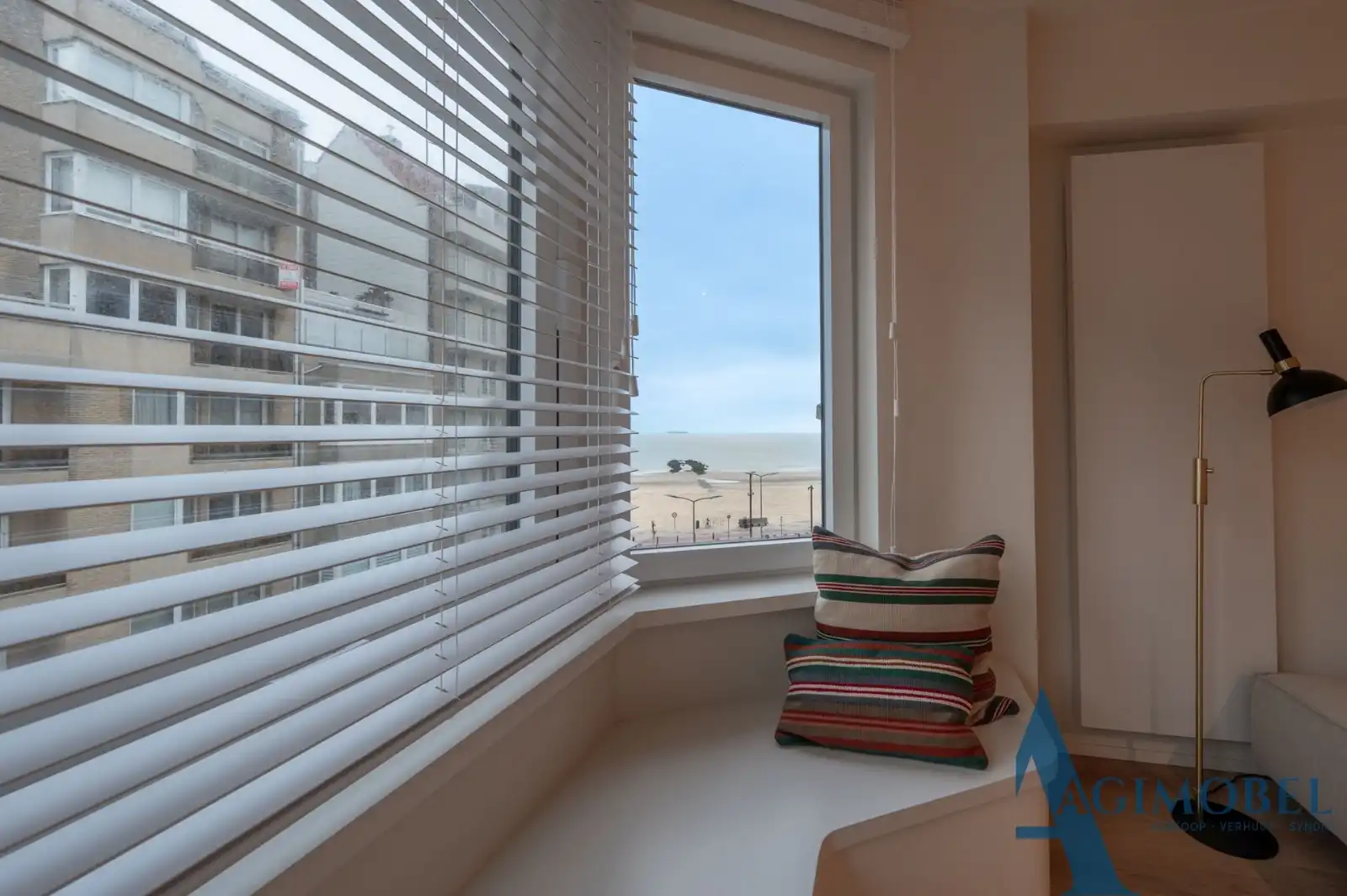 Uniek 2 slaapkamer - appartement met zeezicht en verfijnde architecturale touch. Vlakbij de Zeedijk. foto 2