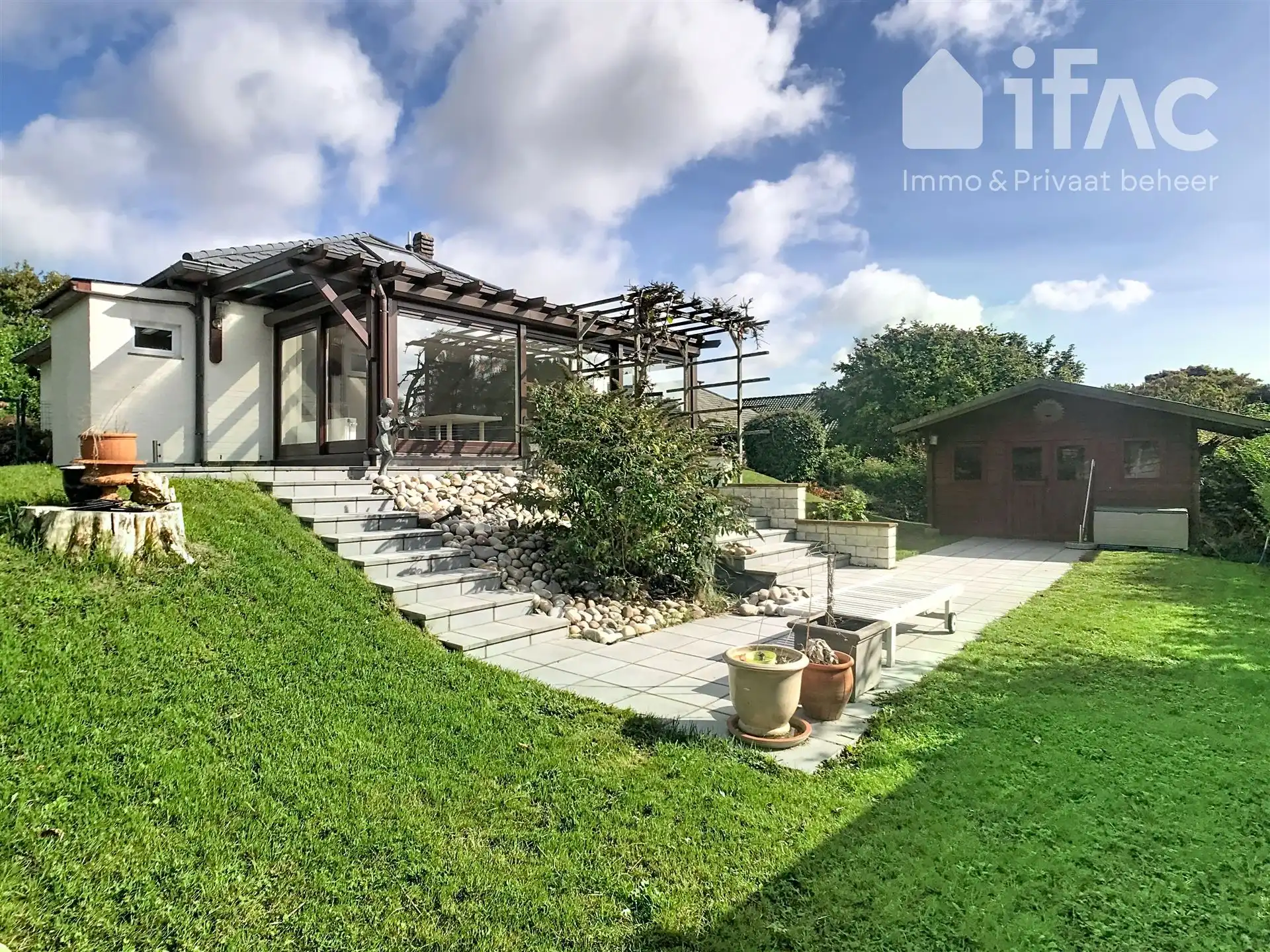 Bungalow met garage en tuin foto 23