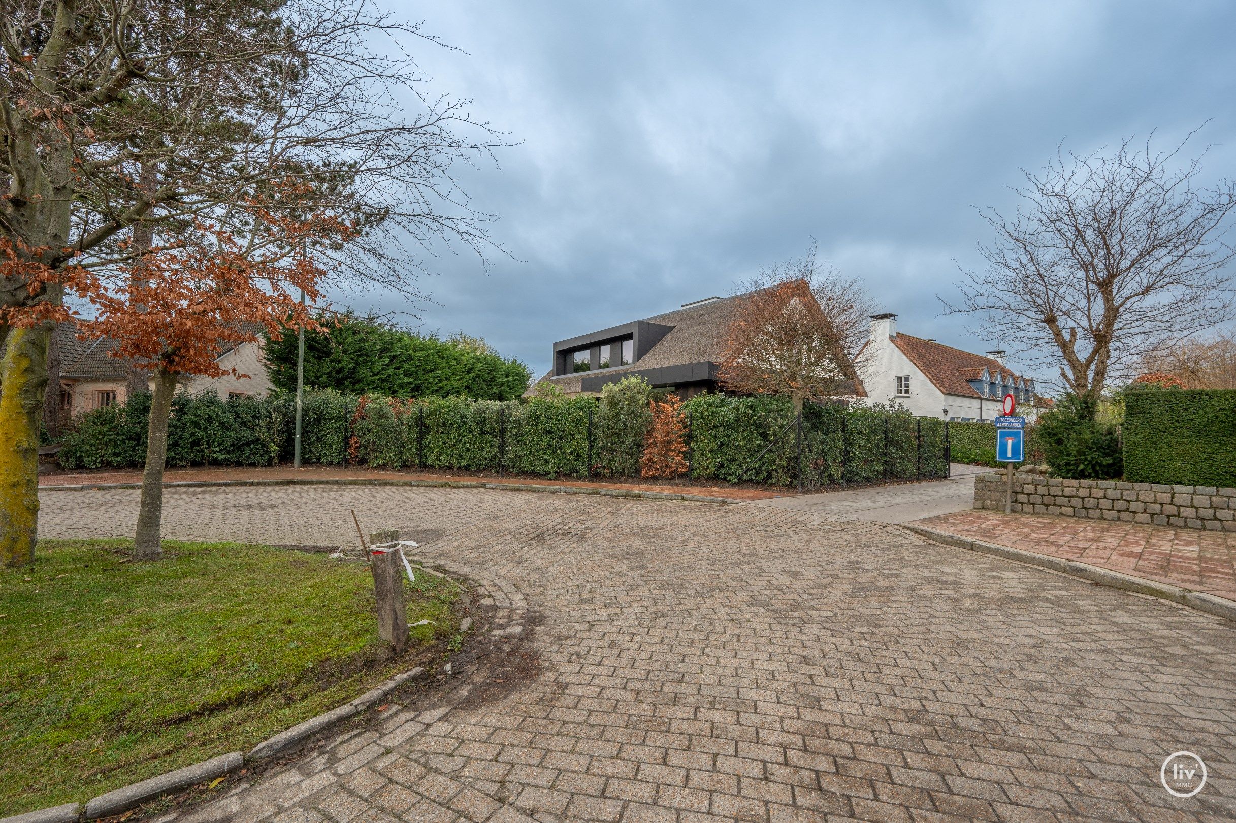 Super charmante villa, compleet gerenoveerd en mooi gelegen in een rustige villawijk op fietsafstand van het centrum van Knokke.  foto 45