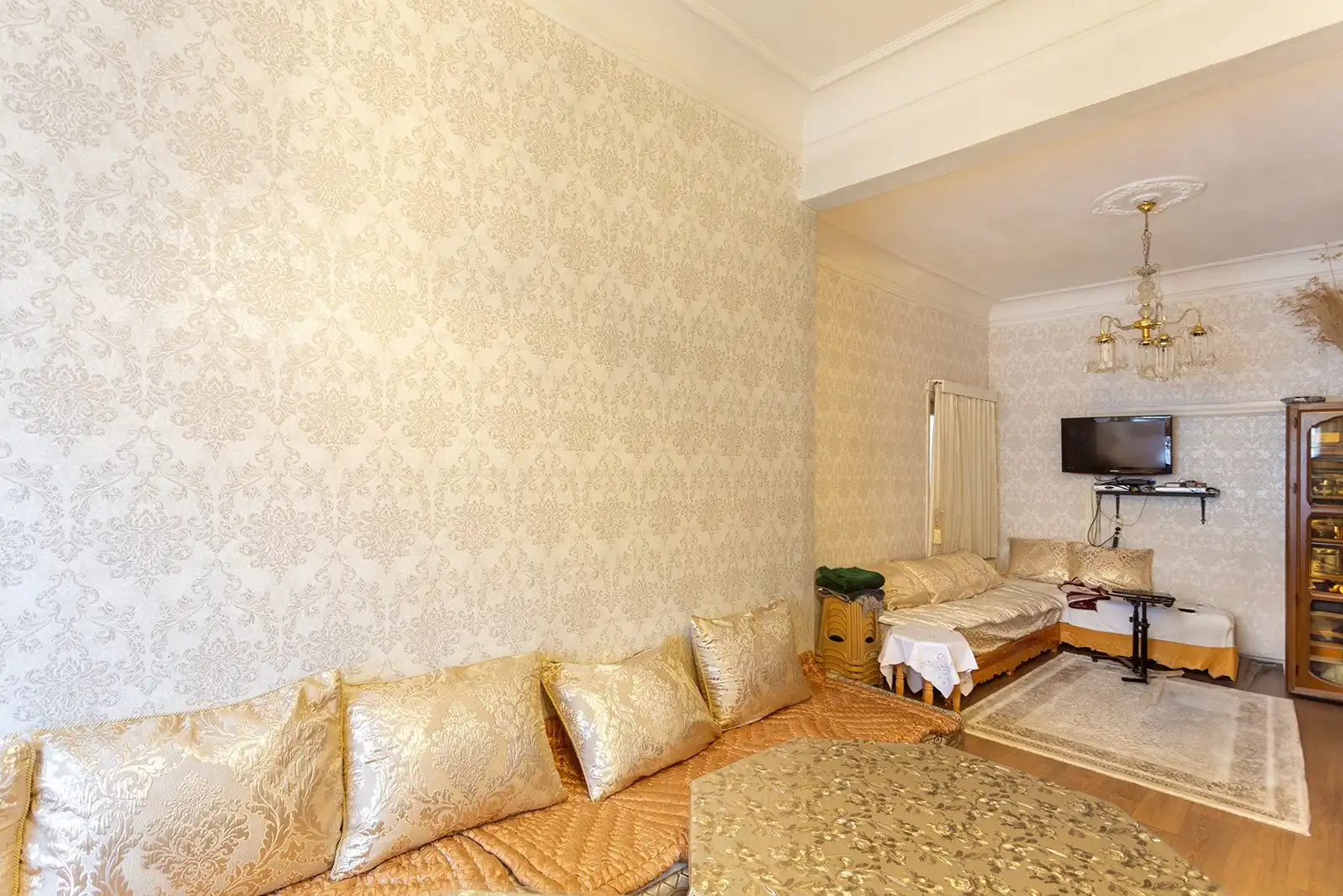 Op te frissen ruime woning met 7 slpk,3 badkamers,terras en garage foto 5