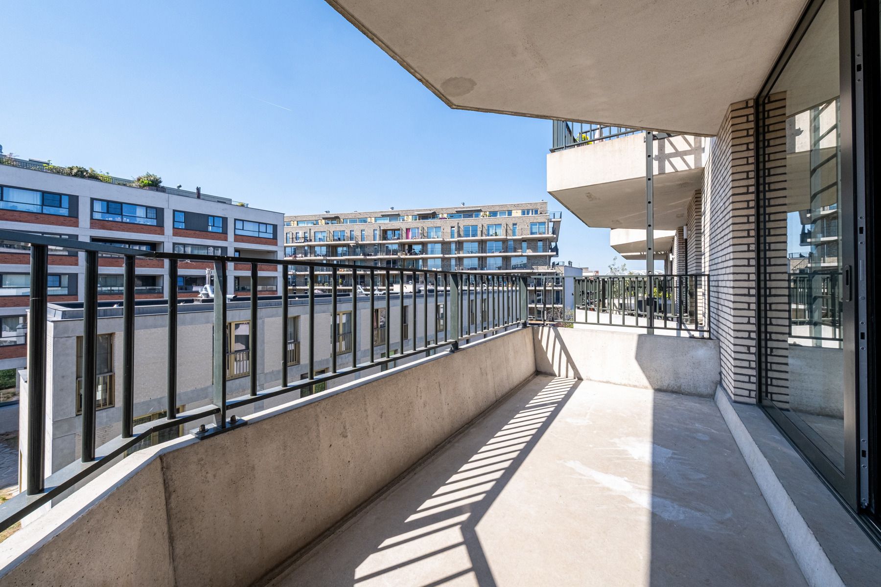 Modern 2slpk appartement met terras foto 2
