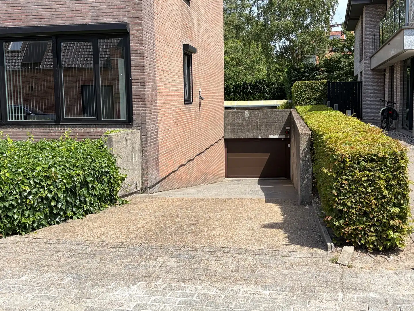 Ondergrondse staanplaats te Sint-Kruis foto {{pictureIndex}}