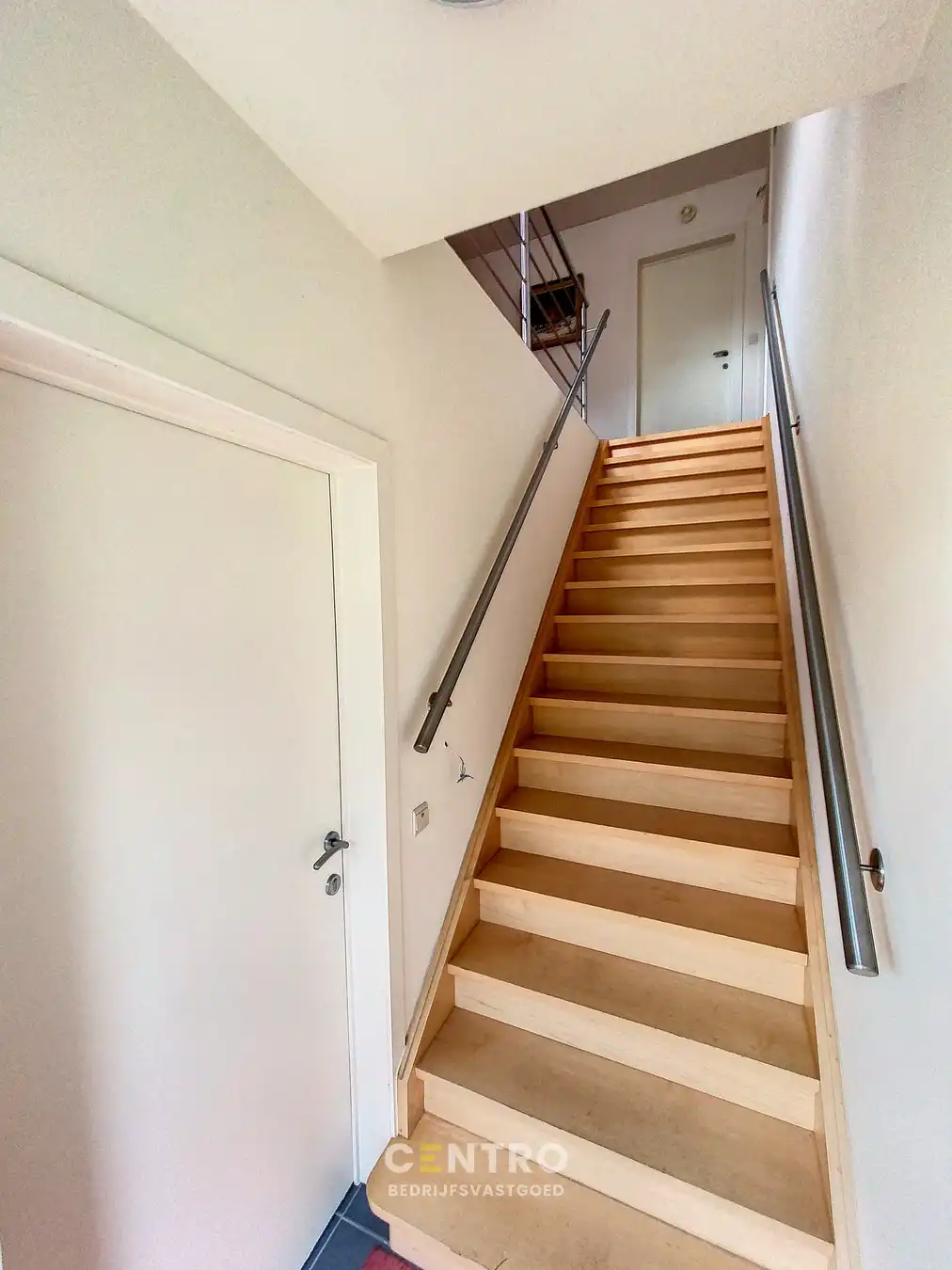 Ruim (430m²), multifunctioneel pand (bewoning, kantoor, praktijk, horeca, ...)  op ZICHTLOCATIE langs invalsweg Roeselare (vlakbij de ring R32). foto 19