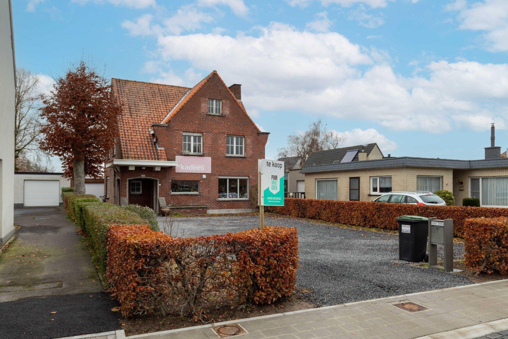 Verder te vernieuwen open bebouwing met mogelijkheid tot zes kamers, parking en tuin te Baliebrugge. foto 2