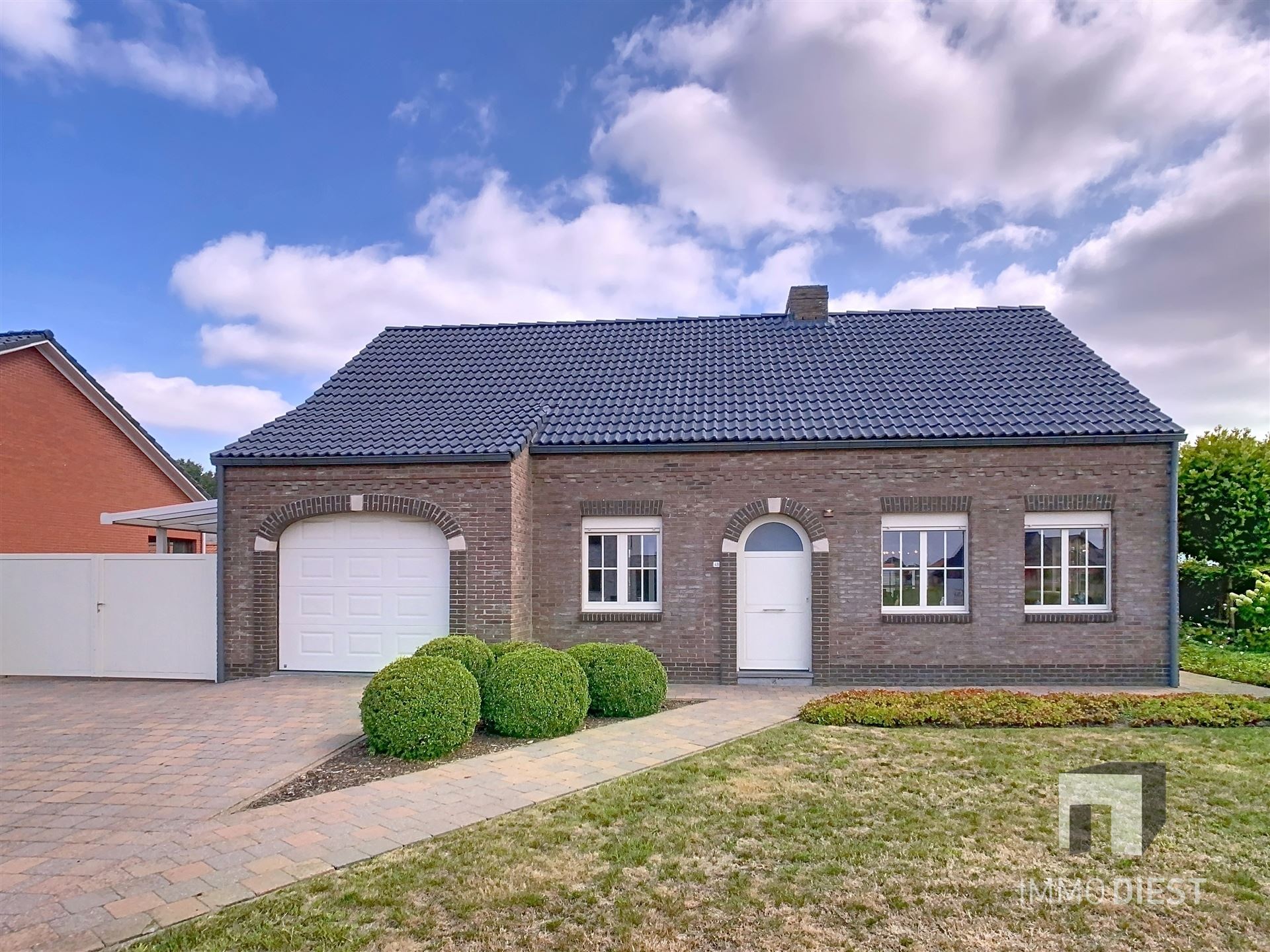 Aantrekkelijke en instapklare woning met 3 slaapkamers en prachtig aangelegde tuin op 12a 77ca. foto 42