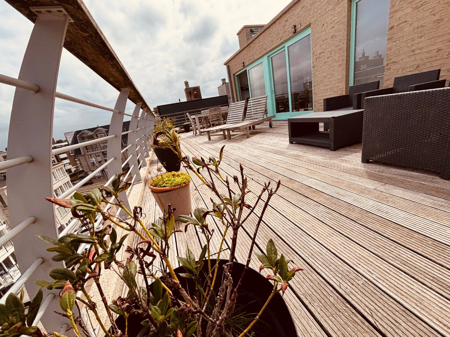 RIANTE PENTHOUSE MET PANORAMISCH ZICHT OP DE ZEELIJN foto 4