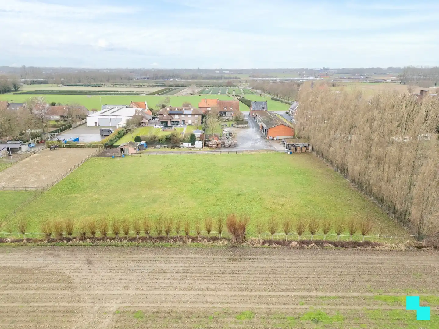 (Bedrijfs)woning met mogelijkheid tot ambachtelijke bedrijvigheid en nijverheid op de grens Izegem / Sint-Eloois-Winkel foto {{pictureIndex}}
