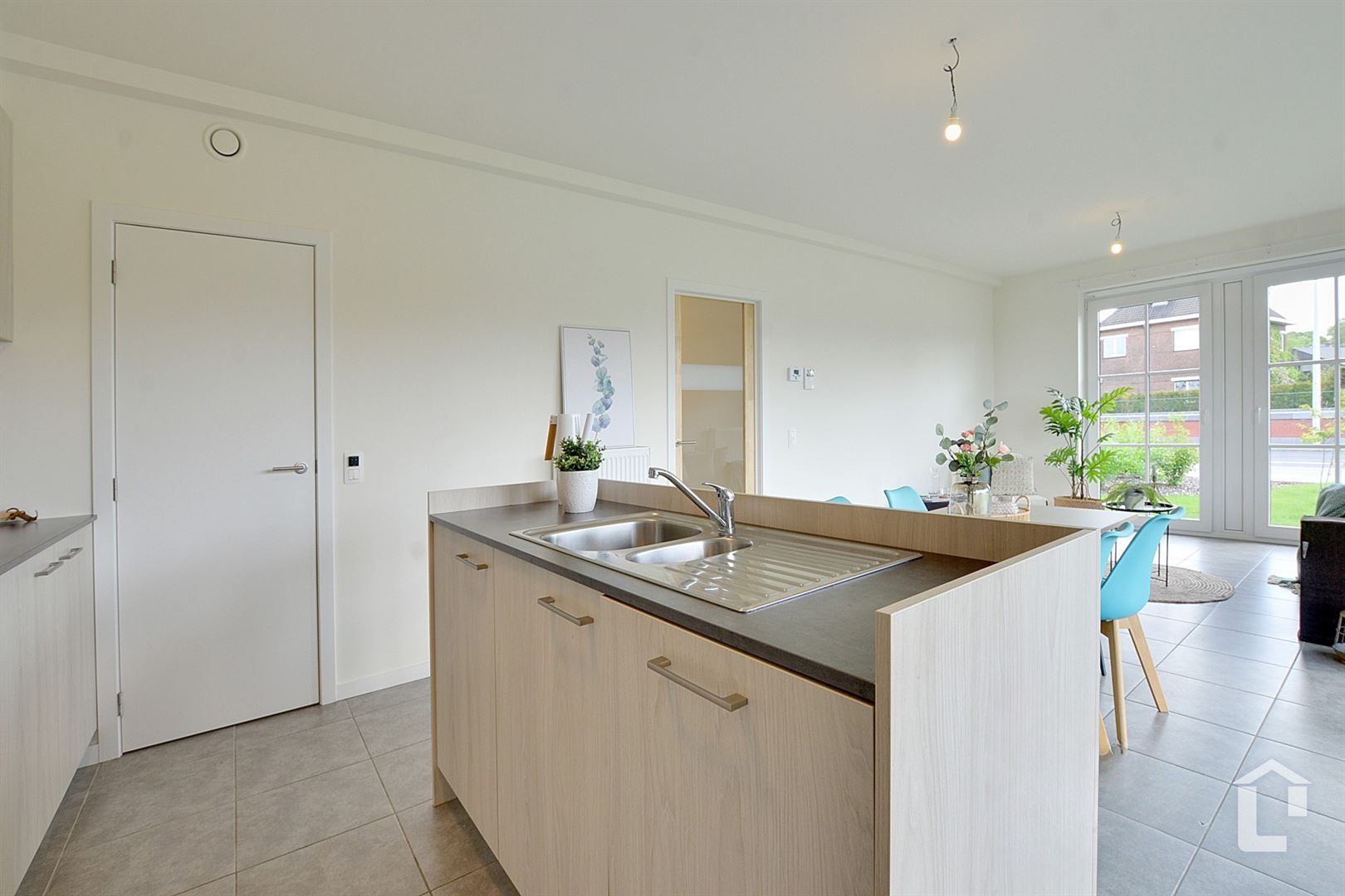 Lichtrijk nieuwbouwappartement met terras en tuin foto 7