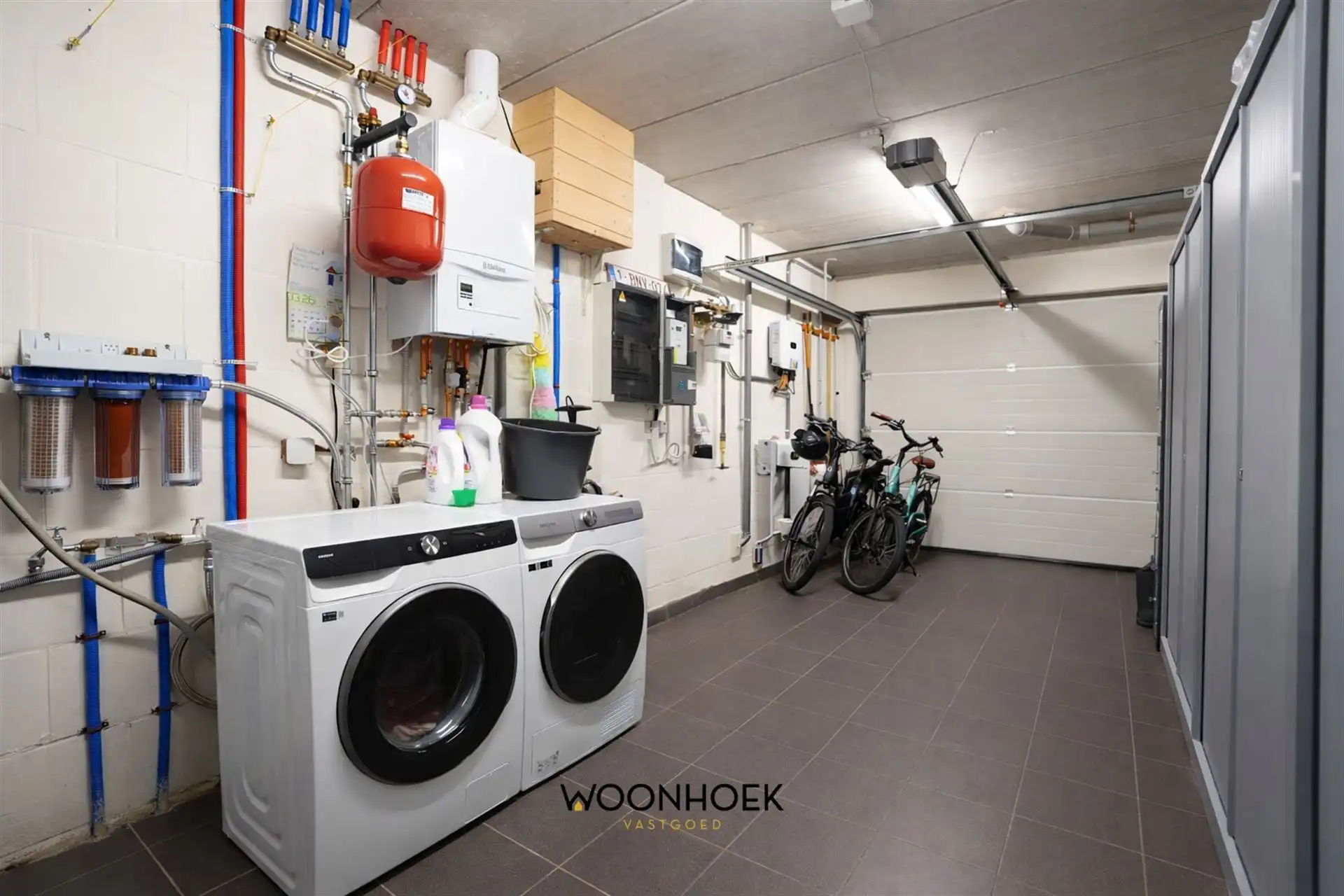  Woning met eigentijdse en serene architectuur foto 19