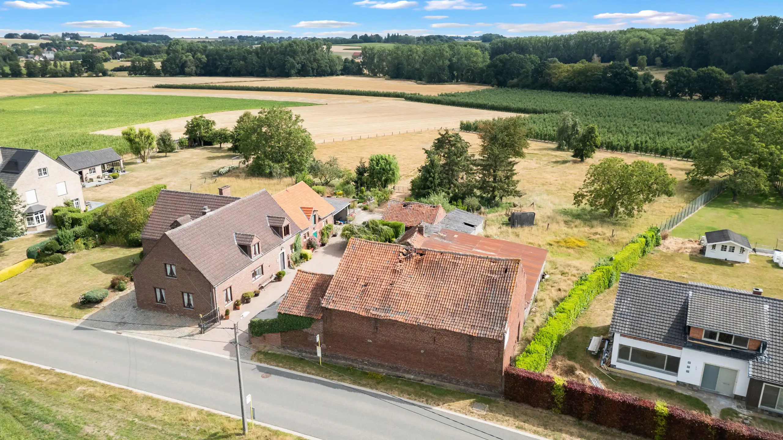 TIELT-WINGE- Ruime woning met bijgebouwen, binnenkoer op 96a foto 8