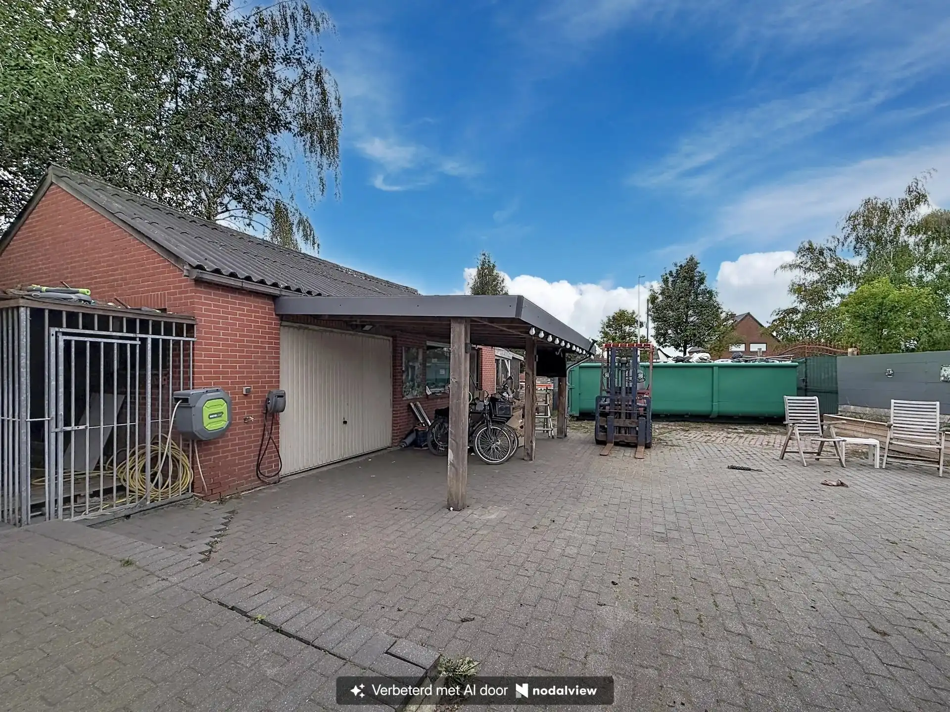 Ruime open bebouwing met 4 slaapkamers, garage en grote tuin. foto 21