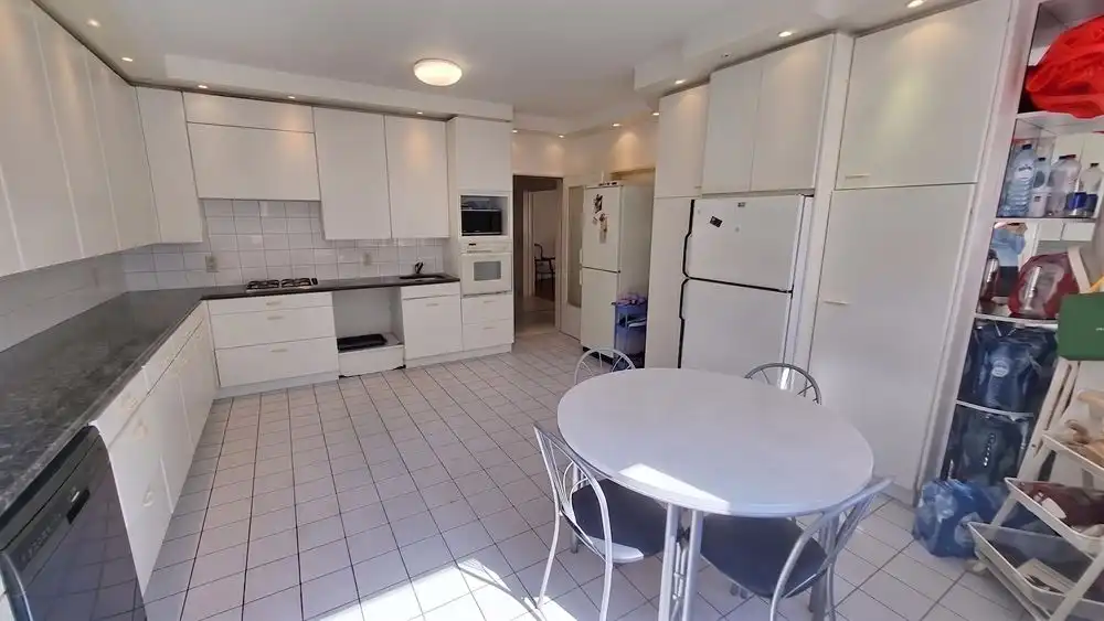 Ruim 4-slpkr appt met terras en optie garages foto 5
