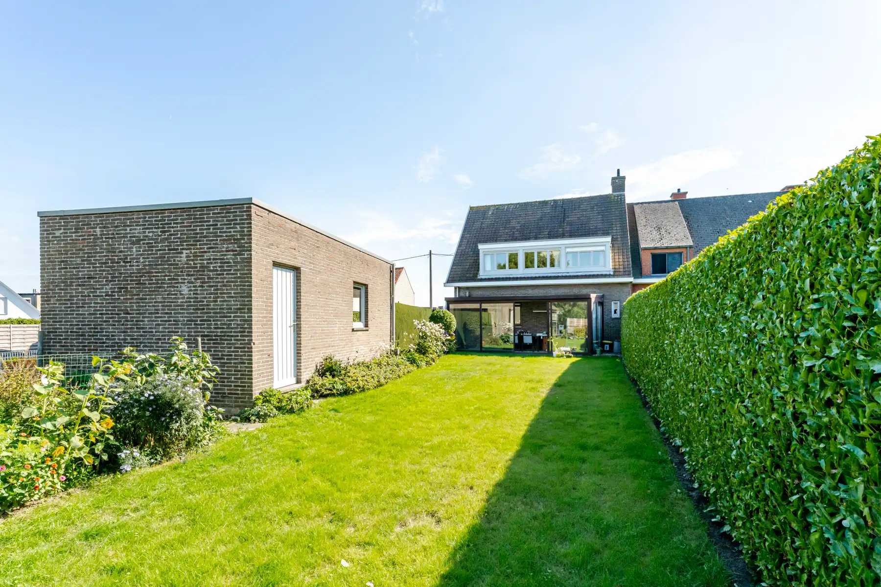Verzorgde en lichtrijke gezinswoning met tuin en garage foto 2