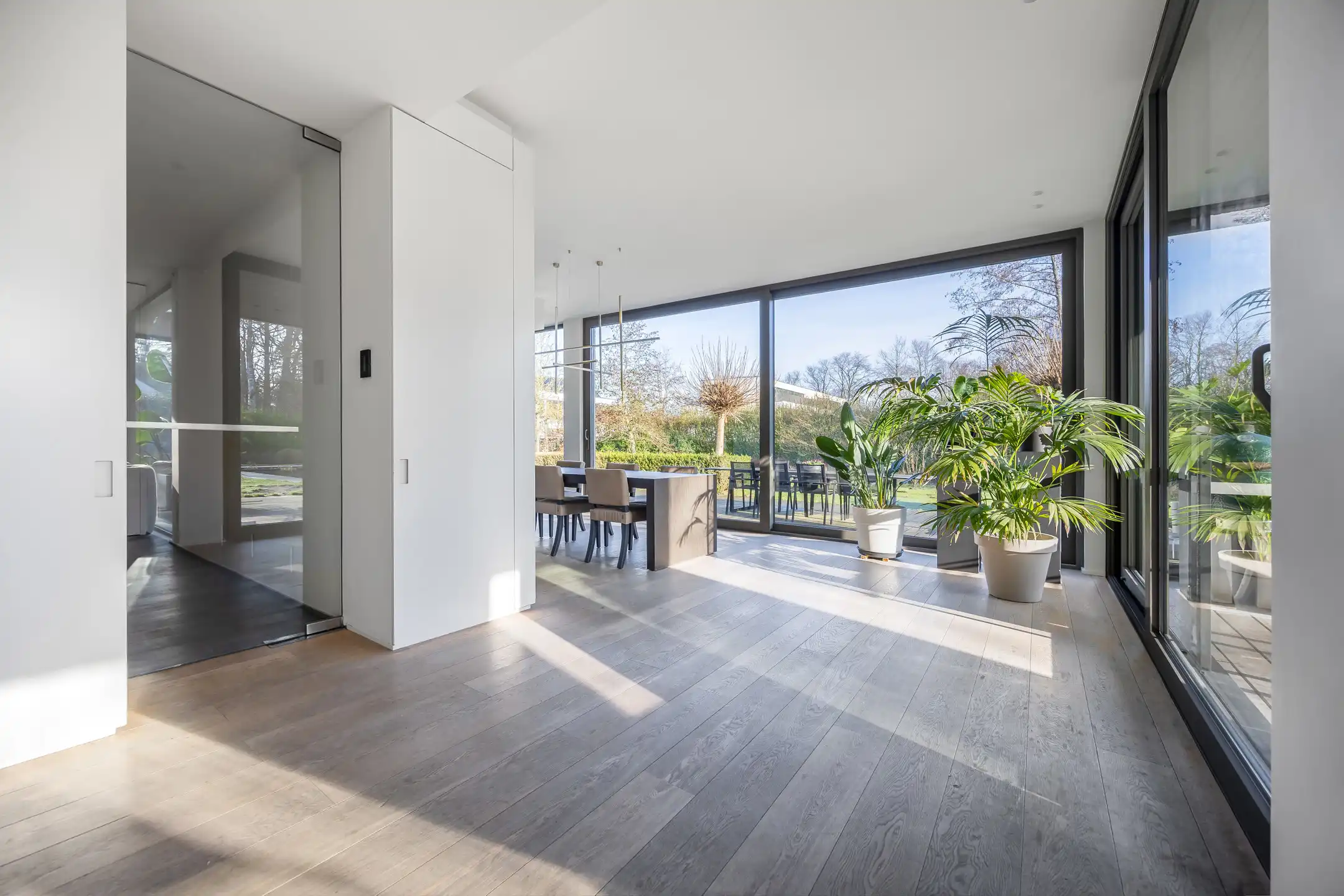 Luxueuze moderne villa met zwemvijver omringd door groen foto 11