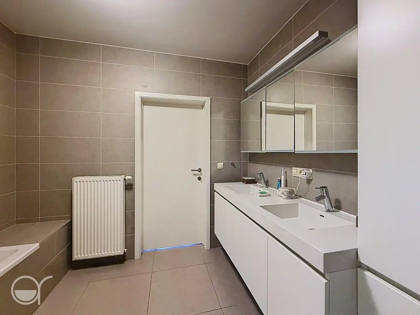 Moderne woning met terras en tuin foto 13
