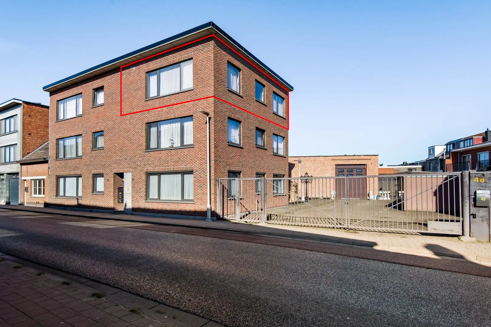 Ruim en lichtrijk 2-slaapkamerappartement in hartje Wijnegem foto {{pictureIndex}}