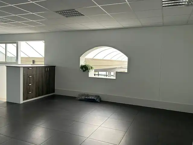 BEDRIJFSPAND MET SHOWROOM EN KANTOREN foto 16