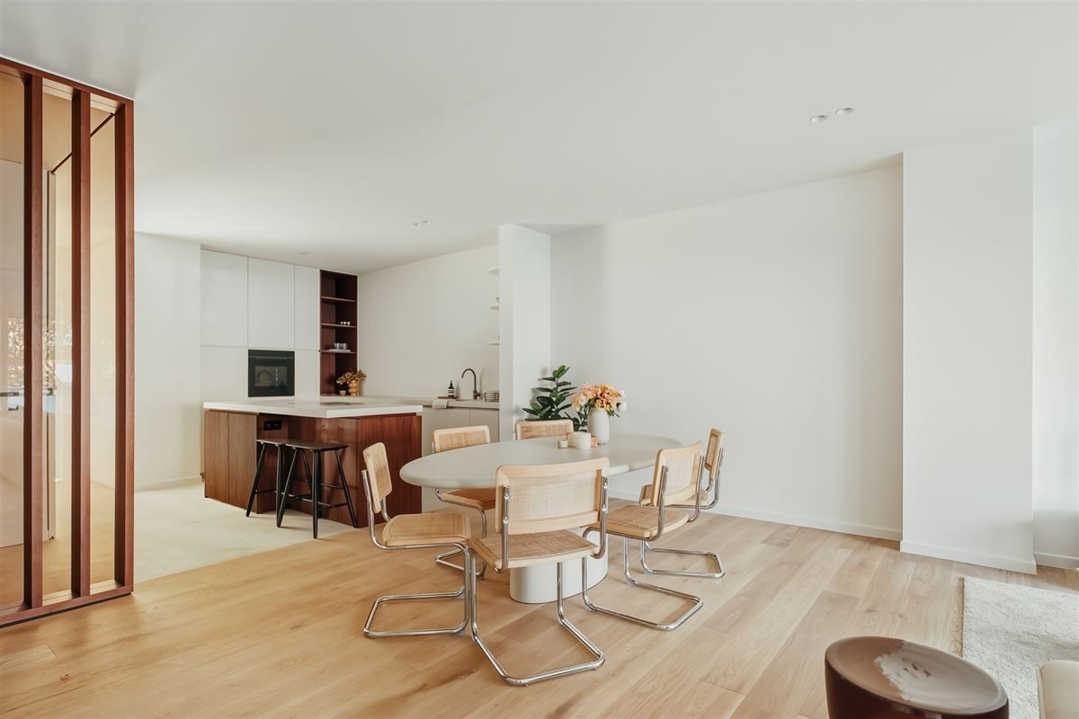 Luxueus gerenoveerd gelijkvloers appartement met 40m² terras foto 2