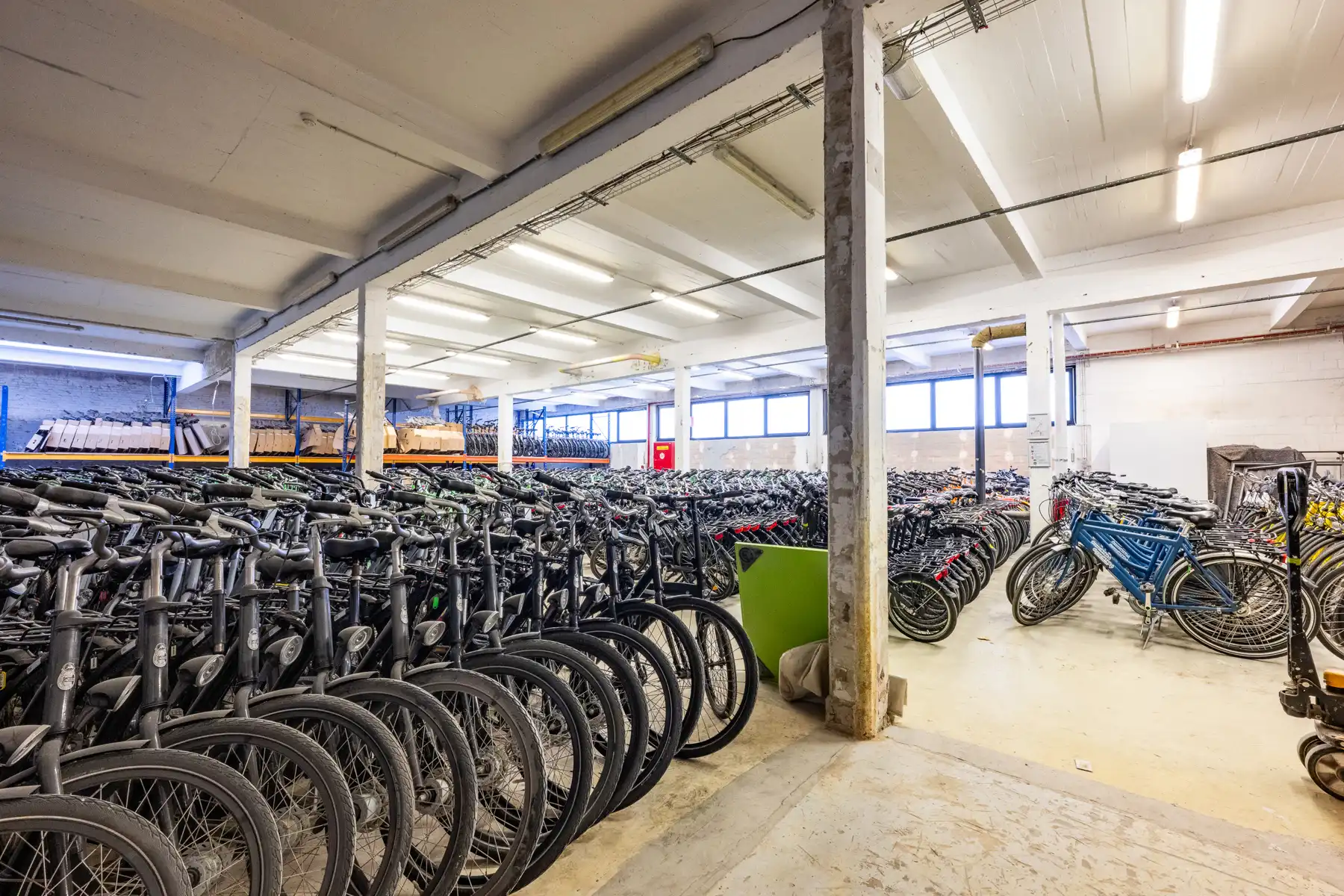 Ruim en veelzijdig bedrijfspand met parking en opslag foto 24