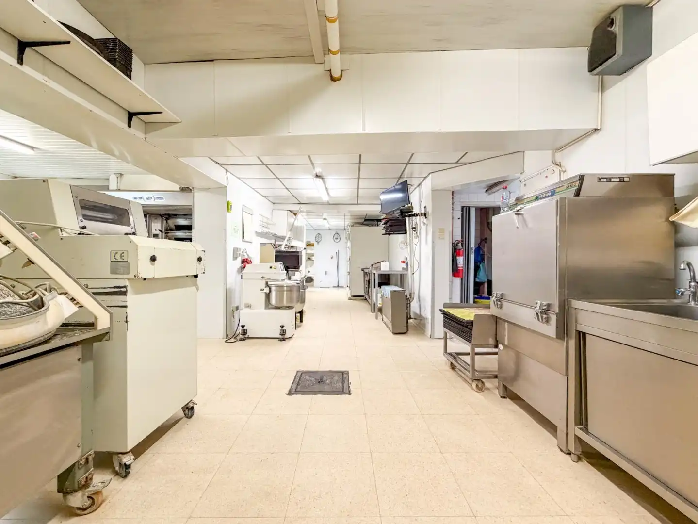 Handelspand bestaande uit winkel met woning, productieatelier en groot magazijn, Torhout foto 16