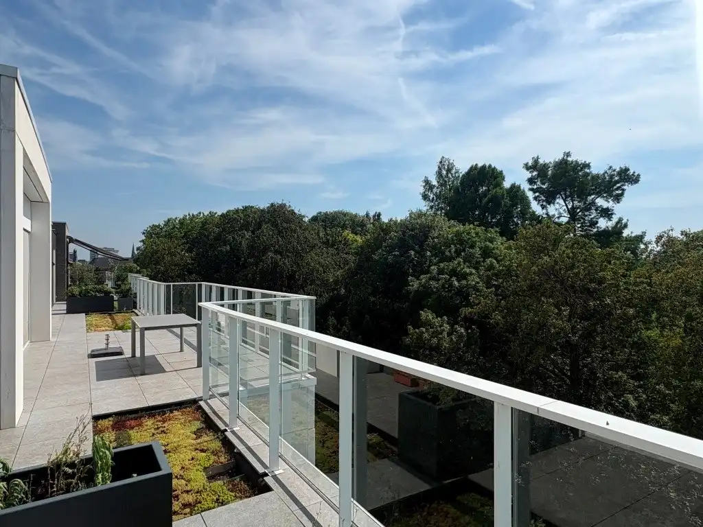 Bijzonder stijlvolle assistentie-penthouse met groot terras, midden in het groen, hartje Gent. foto {{pictureIndex}}