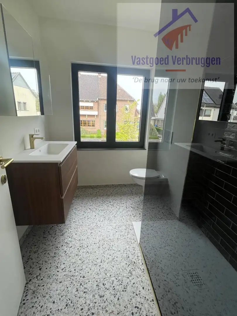Volledig gerenoveerde woning met tuin en autostaanplaats op toplocatie foto 14