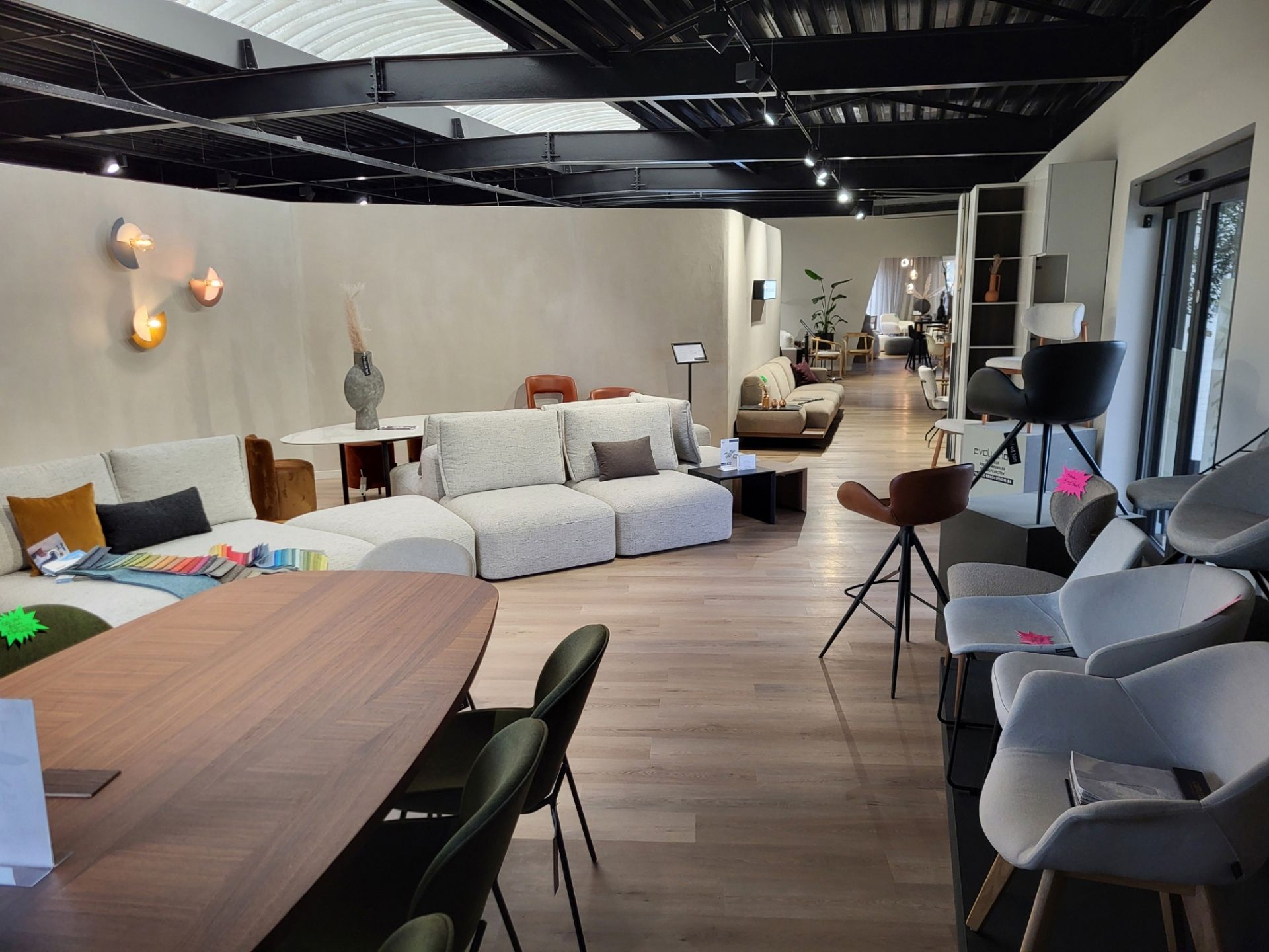 TE HUUR - WINKEL MET SHOWROOM EN MAGAZIJN IN HASSELT foto 7