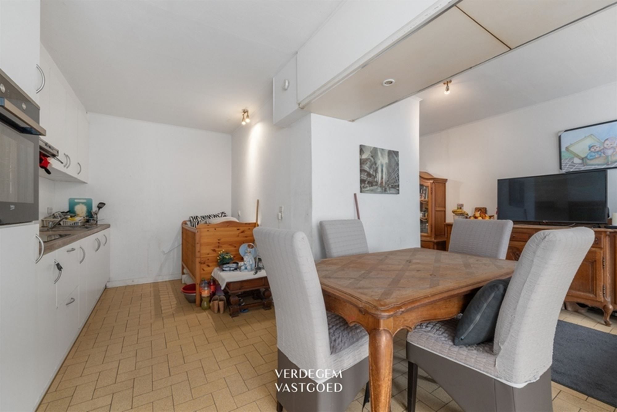 Ruime lichtrijke studio met open keuken en ondergrondse berging foto 4